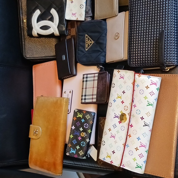 Luxury wallets.Pre- loved items.NOT NEW All flaws shown on picture or live show. - Picture 2 of 2